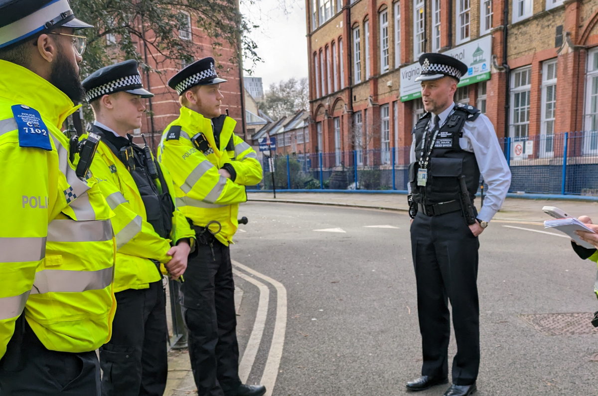 Det Ch Supt James Conway briefing officers in Shoreditch (Metropolitan Police)