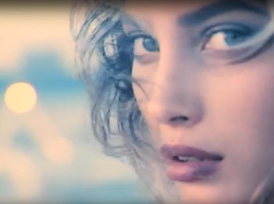 1986 gelang Christy Turlington der Durchbruch. Das Model war nicht nur auf der Rückseite der LP-Hülle des Albums “Notorious” von Duran Duran zu sehen. Sie spielte auch im Video zu dem Titeltrack mit. Hier ein Screenshot aus dem Video. (Bild-Copyright: Screenshot von Youtube/emimusic)