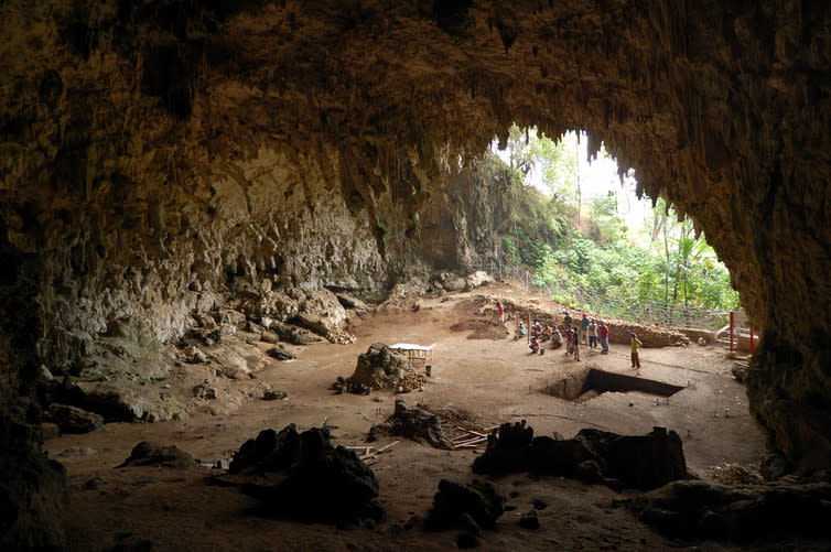 <span class="caption">Liang Bua cave on the Indonesian island of Flores, where the new species of small hominim was discovered.</span> <span class="attribution"><a class="link " href="https://commons.wikimedia.org/w/index.php?curid=4567792" rel="nofollow noopener" target="_blank" data-ylk="slk:Rosino via Wikimedia Commons;elm:context_link;itc:0;sec:content-canvas">Rosino via Wikimedia Commons</a>, <a class="link " href="http://creativecommons.org/licenses/by-sa/4.0/" rel="nofollow noopener" target="_blank" data-ylk="slk:CC BY-SA;elm:context_link;itc:0;sec:content-canvas">CC BY-SA</a></span>