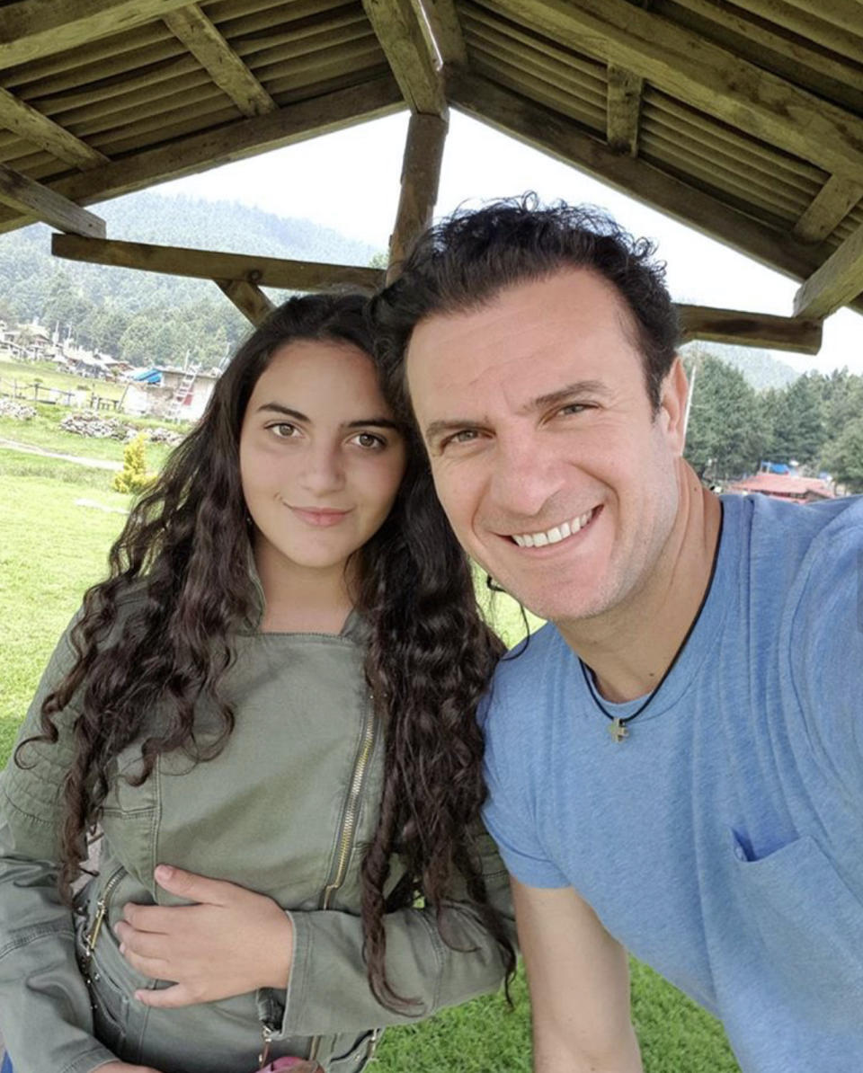 <p>"Dios me regaló la bendición de ser tu papá. Te amo y deseo que la vida y Dios te regalen la oportunidad de ser y estar donde tu corazón sea feliz", escribió en 2018 en Instagram con motivo del cumpleaños número 15 de su primogénita.</p>