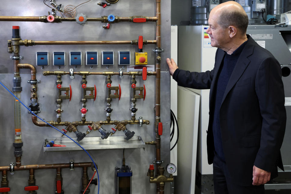 Na, was hamwa denn hier? Kanzler Olaf Scholz (SPD) nicht im Keller des Kanzleramtes, sondern beim Begutachten einer Wärmepumpe in München (Bild: REUTERS/Lukas Barth/Pool)