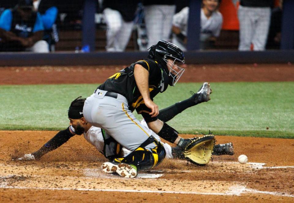 El jardinero de los Marlins Billy Hamilton anota una carrera ante la defensa del receptor de los Piratas de Pittsburgh Jason Delay, en el quinto inning del partido celebrado el 14 dejulio de 2022 en Miami.