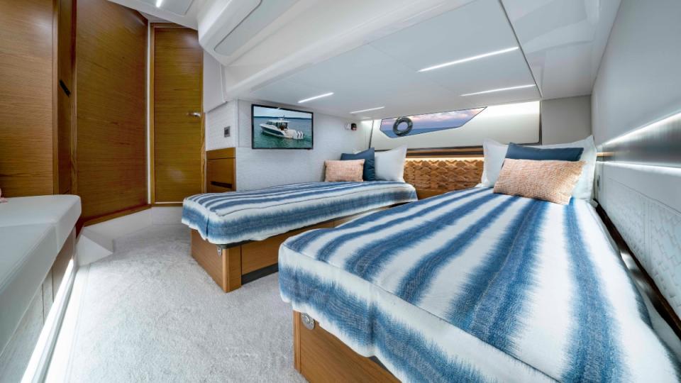 Tiara Yachts 48LE VIP cabin