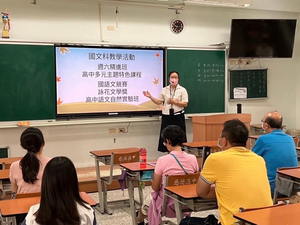 在Open school活動中，家長對臺南慈中國語文團隊的教學內容備感用心，特別對已經十年有成的詠花文學獎感到印象深刻。