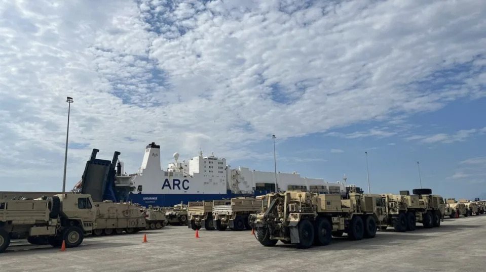 Военные машины перевезены на борту ARC Endurance в Александруполисе, Греция. (Фото: ARC)