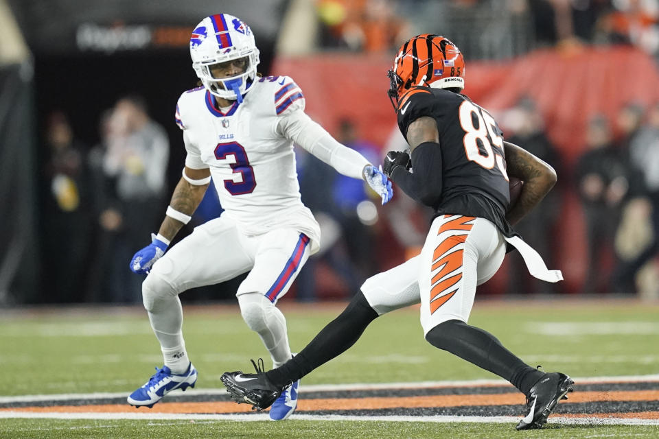 El receptor de los Bengals de Cincinnati Tee Higgins corre cerca del safety de los Bills de Búfalo Damar Hamlin durante el encuentro del lunes 2 de enero del 2022. (AP Foto/Joshua A. Bickel)