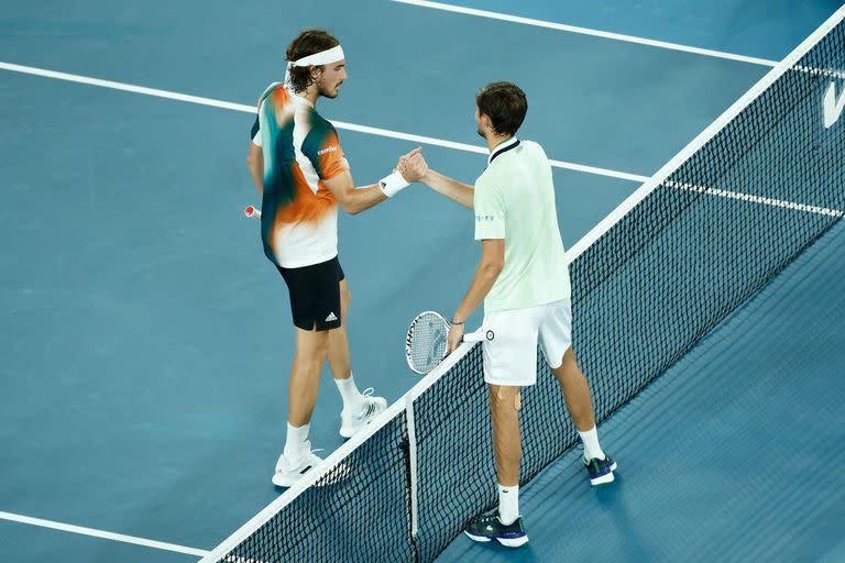 El frío saludo final entre Daniil Medvedev y Stefanos Tsitsipas 