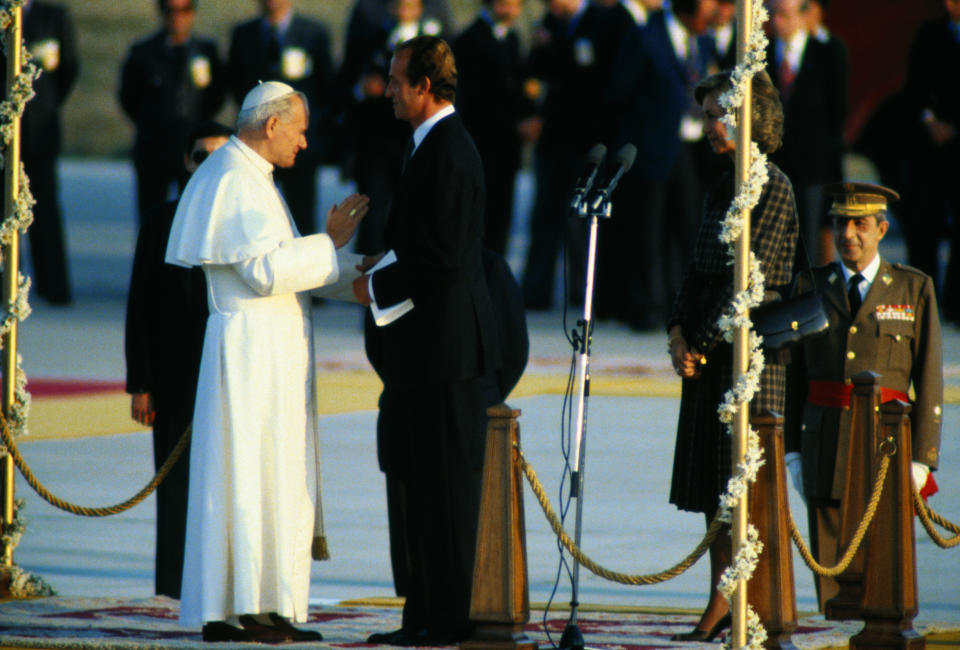 Juan Carlos y Sofía reciben a Juan Pablo II el 31 de octubre de 1982 en Madrid. Fue la primera visita oficial de un Papa a España. (Foto: Bettmann / Getty Images)