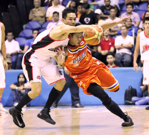 Alaska's Cyrus Baguio and Meralco's Ronjay Buenafe fight for the loose ball. (PBA Images)