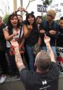 También ha habido momentos de tensión. Manifestantes contra la candidata demócrata durante un acto electoral de campaña. (EFE/MIKE NELSON)