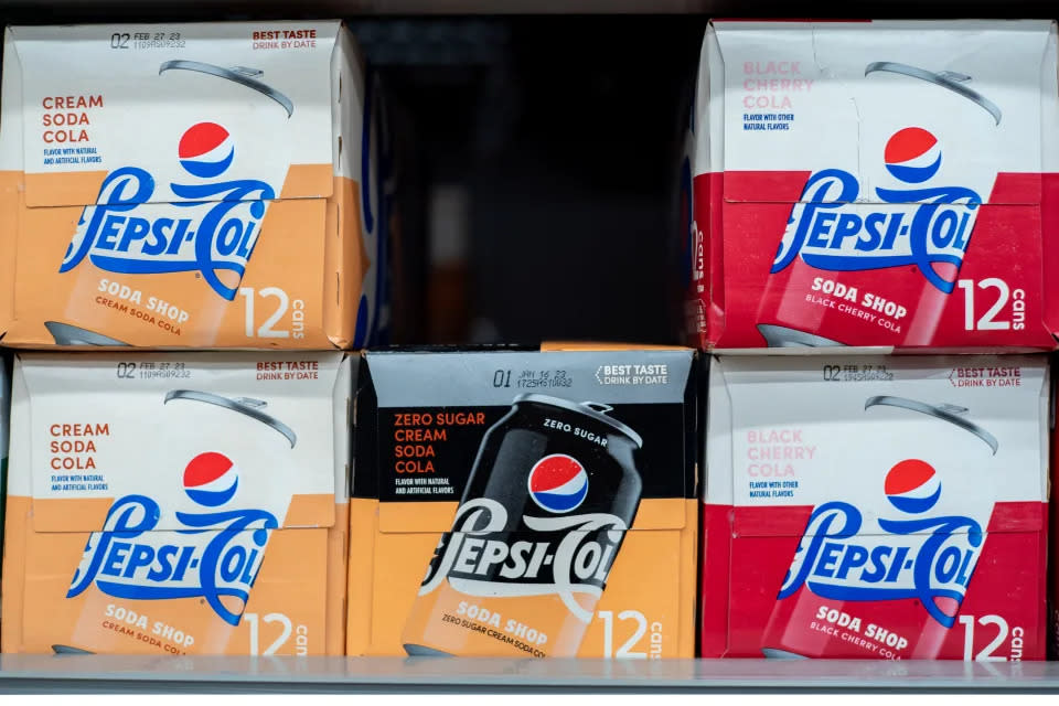 Mini refrescos de Pepsi en los estantes de un Walmart Supercenter el 6 de diciembre de 2022 en Austin, Texas. (Brandon Bell/Getty Images)