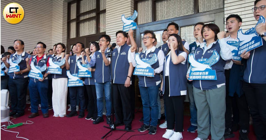 國民黨立委進入議場。（圖／黃威彬攝）