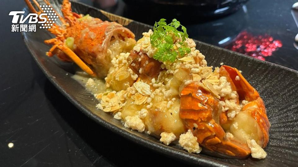 杏香脆米焗珍珠龍蝦是夏宮招牌菜跨海來台。（圖／葉韋辰攝）
