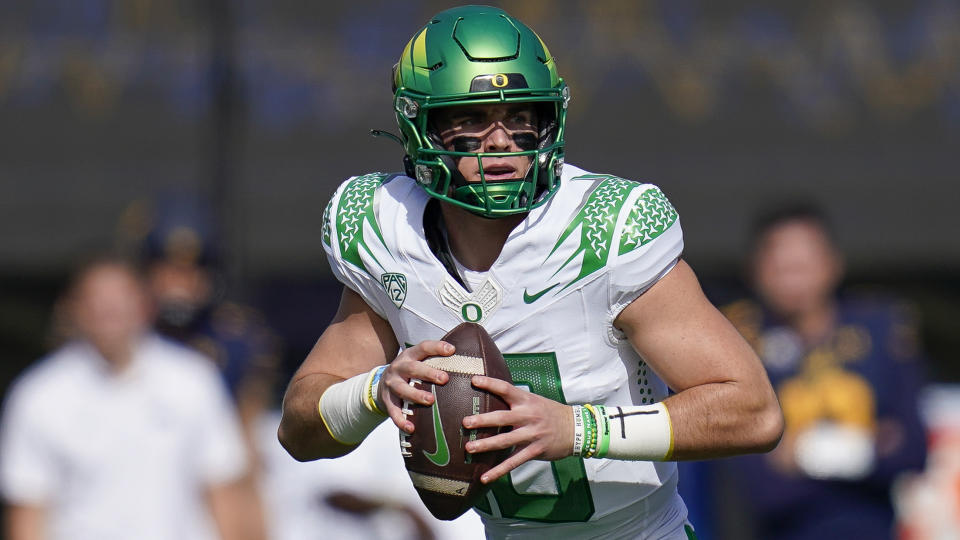 Oregon quarterback Bo Nix looks to pass against California during the first half of an NCAA college football game in Berkeley, Calif., Saturday, Oct. 29, 2022. (AP Photo/Godofredo A. Vásquez)