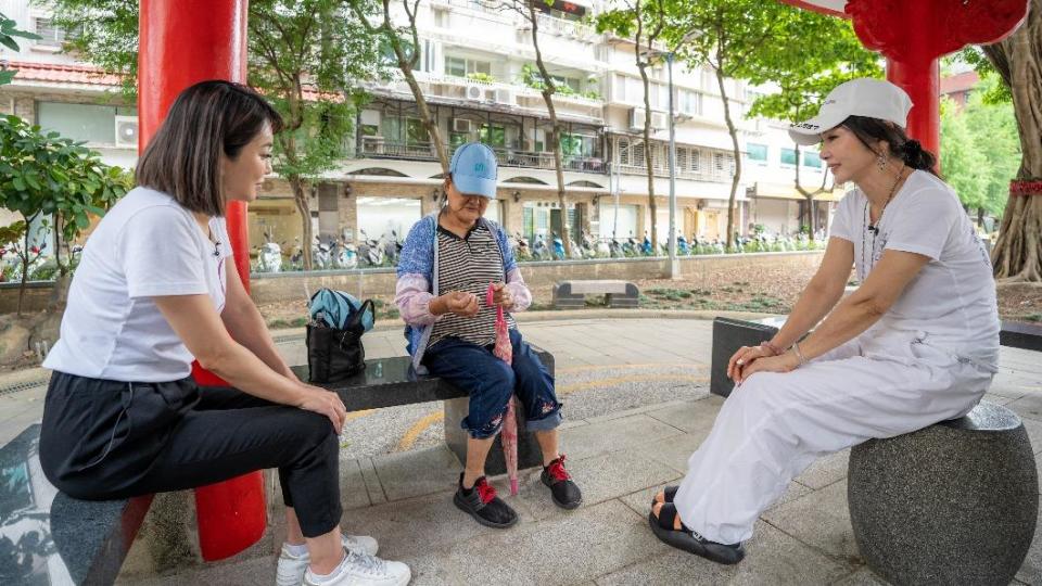 陳美鳳（右）陪伴獨居長者聊天。（圖／台灣優質生命協會提供）