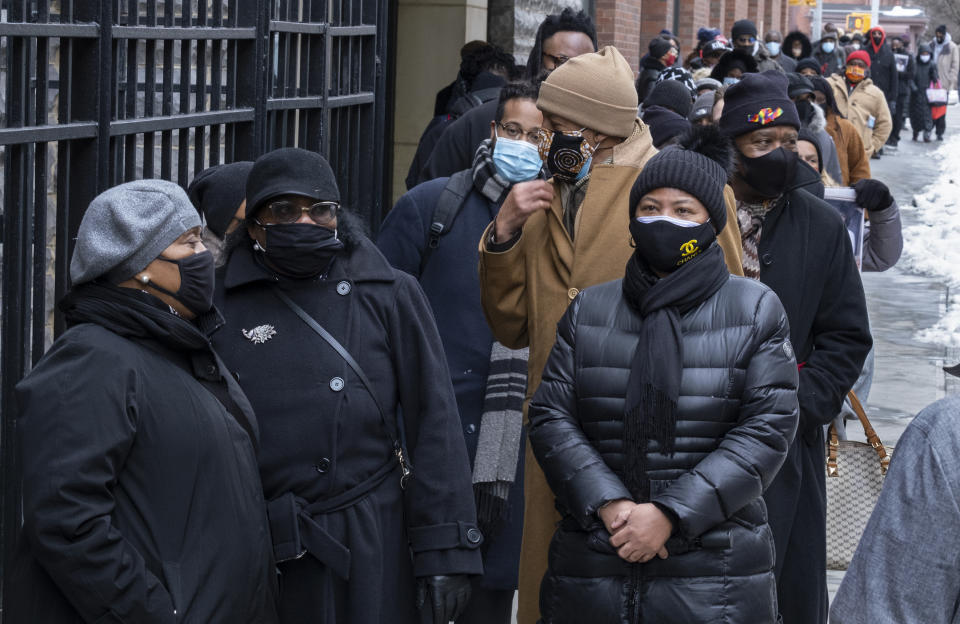 Personas esperan formadas cerca de la Iglesia Bautista Abyssinian en el barrio de Harlem de Nueva York para asistir a una ceremonia pública de cuerpo presente para Cicely Tyson, el 15 de febrero de 2021. Tyson, quien fue una actriz negra pionera galardonada con el Emmy, falleció el 28 de enero. (Foto AP/Craig Ruttle)