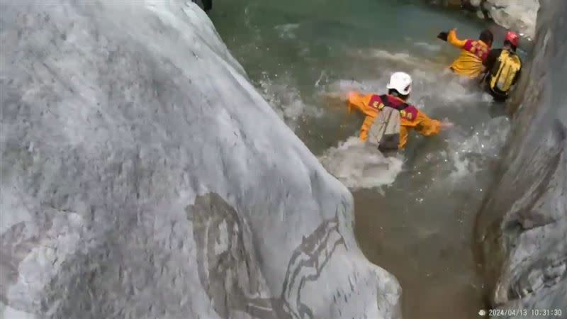 搜救人員跳水逃生。（圖／翻攝畫面）