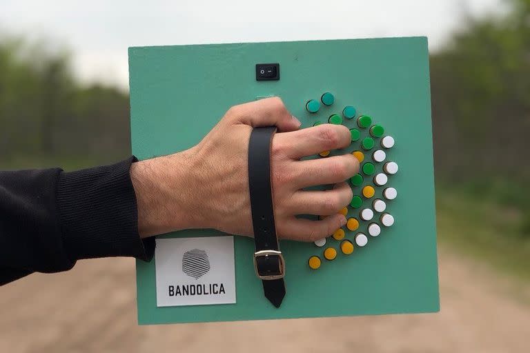 Bandólica es un teclado de bandoneón hecho en la Argentina que se conecta a un sitio especial y permite practicar sin tener el instrumento en la mano