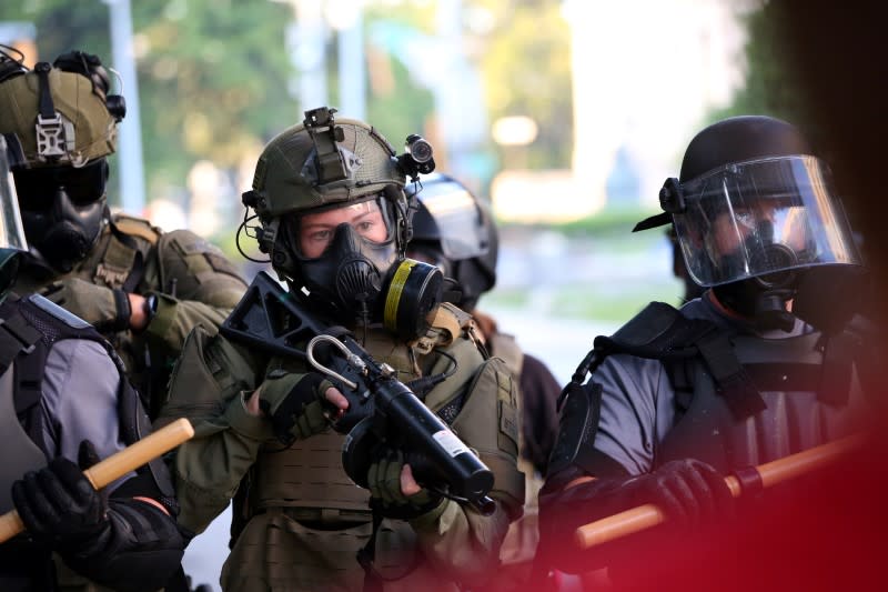 El personal de la Guardia Nacional apunta con una arma de balas de goma a los manifestantes en Atlanta, Georgia, EEUU, el 1 de junio de 2020