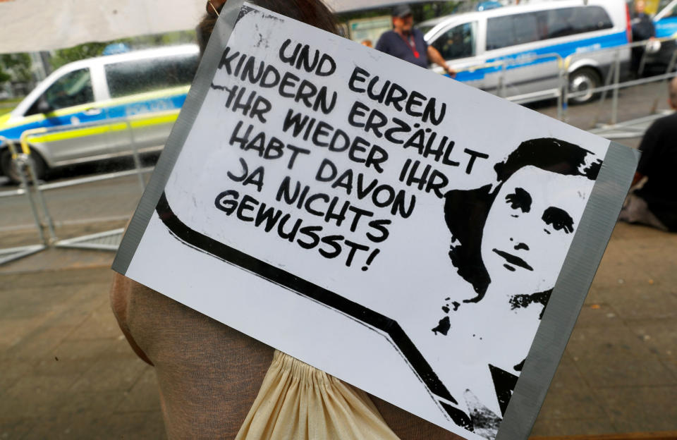 Ein Plakat auf einer Demo gegen Rechtsextreme in Kassel nimmt Bezug auf Anne Frank 