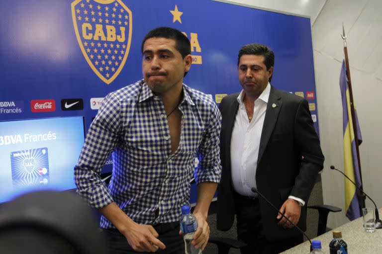 Angelici anuda acuerdos con el PJ y apoya a Rodríguez Larreta y Lousteau. Junto a Riquelme en 2012.