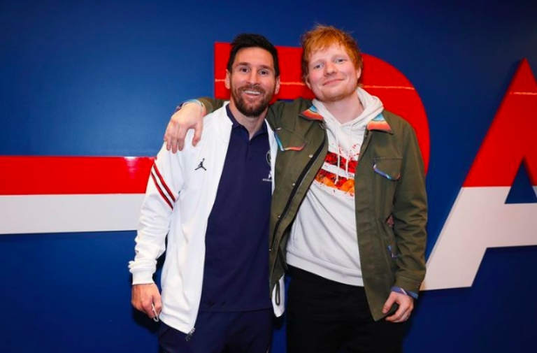 Messi junto a Sheeran en el Stade de France. 