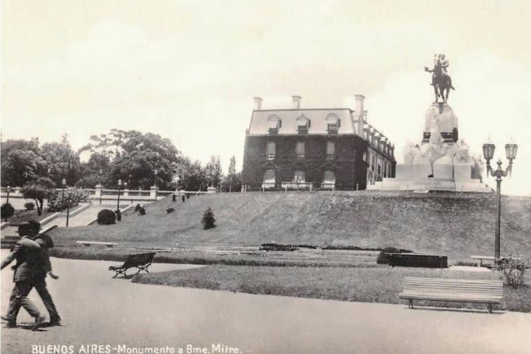 La estatua de Bartolomé Mitre se erige delante de la residencia Madero Unzué sobre la barranca del sector de Recoleta conocido como La Isla, en una imagen del año 1920