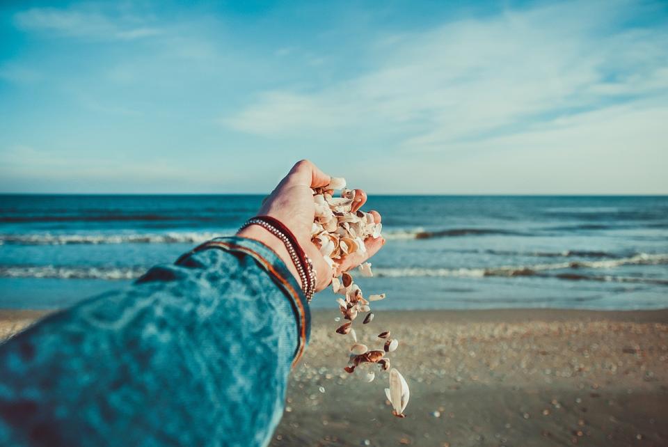 Fai da te: conchiglie, bijoux e oggetti per decorare la casa Tornati dalle vacanze al mare con una borsa di conchiglie raccolte sul bagnasciuga? Ridiventate per un po’ bambini e conservate i ricordi estivi utilizzando le conchiglie raccolte per piccoli lavoretti fai da te, decorazioni per la casa e oggetti da regalare. Un modo per portare un po’ di mare e di estate anche nelle lunghe e cupe giornate invernali. Dai portacandele, cornici, corone, vasi ai portagioie, acchiappasogni e così via… ecco qualche idea. Tra gli oggetti decorativi più semplice c'è la ghirlanda di conchiglie, da appendere in casa o all'ingresso, molto bella anche sul terrazzo o come idea regalo. Bastano una base, in polistirolo o in stoffa, tipo juta ad esempio, ma anche la stessa ghirlanda natalizia, colori acrilici e pennelli, colla e tanta fantasia per disporre le conchiglie con tante varianti di composizione e alternandole con fiocchi o altri addobbi. Sempre da appendere al muro potete anche realizzare un quadro, molto semplice e creativo perché basta disporre e incollare le conchiglie su una base a vostra scelta, dal cartoncino rigido alla stoffa, dal legno al plexiglas. Incorniciare ed esporre come oggetto elegante che andrà ad abbellire i vostri ambienti fino a tardo autunno. Anche realizzare una cornice è un passatempo divertente e molto facile. Bastano pochi semplici materiali e un po’ di pazienza. Oltre alle conchiglie, che sarà bene lavare accuratamente con acqua di rubinetto, vi serviranno colla, vernice spray o flatting trasparente da passare sulle conchiglie in modo che risultino lucide come se fossero appena uscite dall’acqua. A questo punto basta incollarle sul bordo della cornice giocando con gli abbinamenti e le forme. Attaccando le conchiglie ad una bottiglia di vetro potete invece realizzare un bel vaso, mentre per un centrotavola “marino” perché non riempire un vaso trasparente con le conchiglie più belle e colorate, un po’ di sabbia e magari anche qualche rametto secco? Con le conchiglie più piccole a vostra disposizione potrete infine realizzare un acchiappasogni. Dovrete forare le conchiglie con delicatezza in modo da evitare di romperle. Potranno così essere unite l'una all'altra utilizzando dello spago o del filo di nylon. Le conchiglie produrranno un suono gradevole grazie al vento.