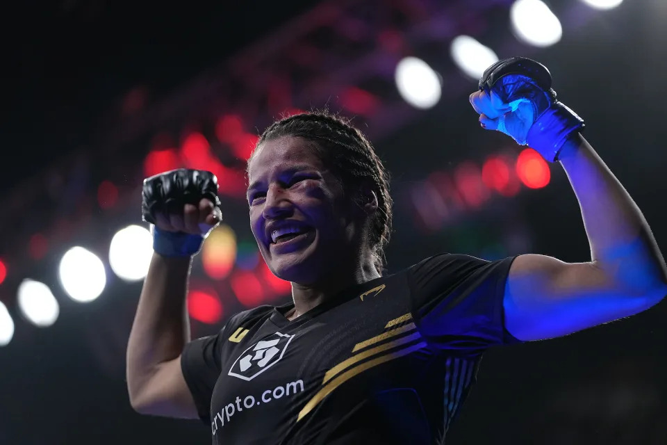 11 de diciembre de 2021; Las Vegas, Nevada, EE. UU.; Julianna Peña celebra su victoria por sumisión ante Amanda Nunes durante UFC 269 en el T-Mobile Arena. Crédito obligatorio: Stephen R. Sylvanie-USA TODAY Sports