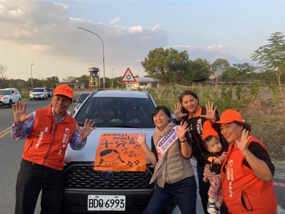 山原立委伍麗華(右四)連任成功，14日透過手繪海報車掃謝票。(伍麗華提供)