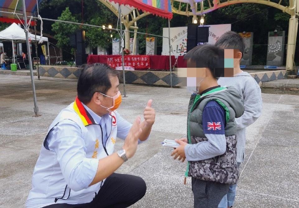 為迎戰少子化國安危機，黃希賢要讓年輕人樂婚、願生、敢養。（記者張上耕翻攝）