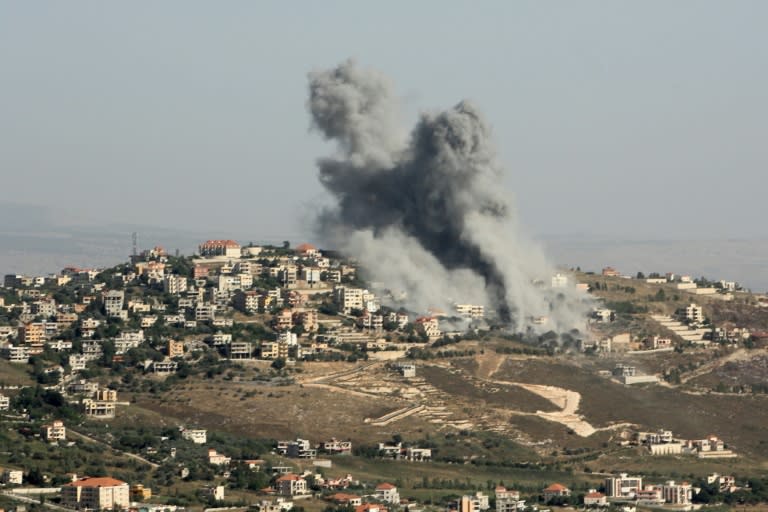 Nubes de humo se elevan del sitio de un bombardeo israelí en el poblado de Khiam, en el sur de Líbano, el 8 de junio de 2024 (Rabih DAHER)