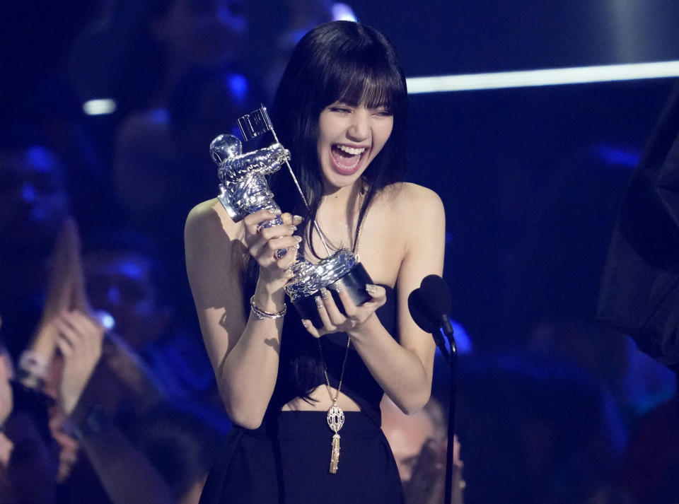 Lisa acepta el premio a mejor K-Pop por "Lalisa" en los Premios MTV a los Videos Musicales en el Prudential Center el domingo 28 de agosto de 2022 en Newark, Nueva Jersey. (Foto Charles Sykes/Invision/AP)