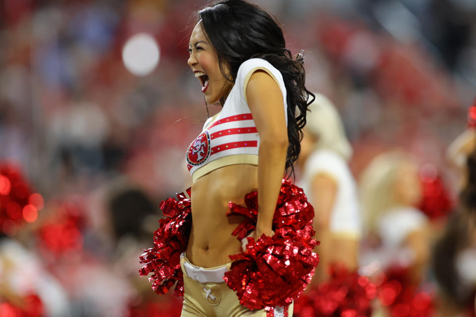 Cheerleaderin der San Francisco 49ers feuert ihr Team an