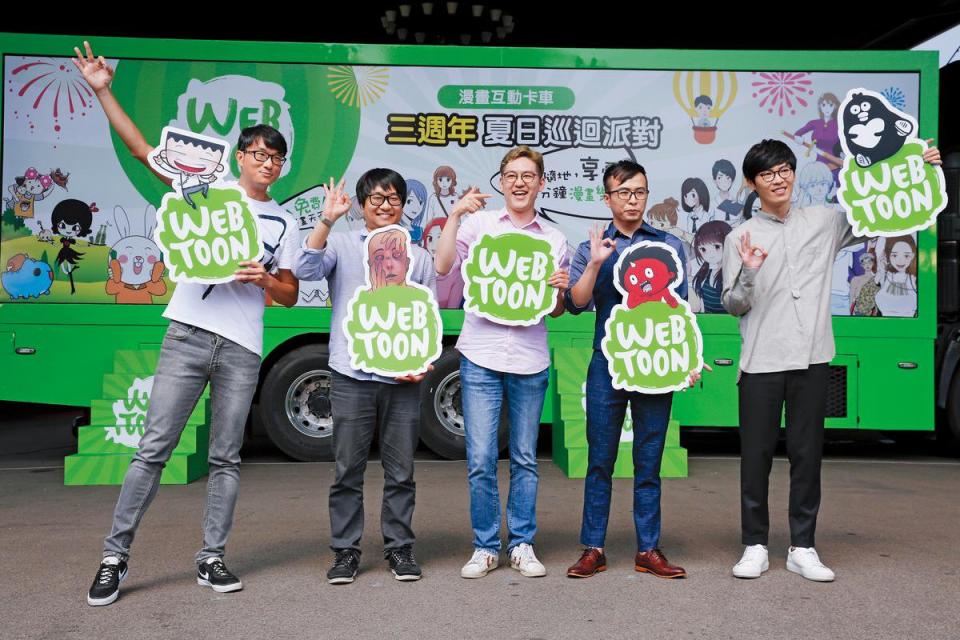 LINE WEBTOON在台成立3週年記者會，由金俊九（中）、裵真秀（左二）宣布簽下我是馬克（左一）、阿慢（右二）及掰掰啾啾（右一）等台灣本土漫畫家。