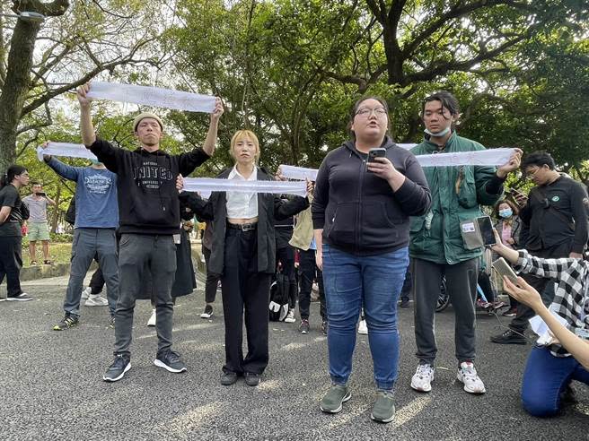 一群由大學生組成的抗議團體「無力者」，28日持布條大喊「殺人兇手，下跪道歉」，使得台北市長蔣萬安致詞一度被中斷。（蔡佩珈攝）