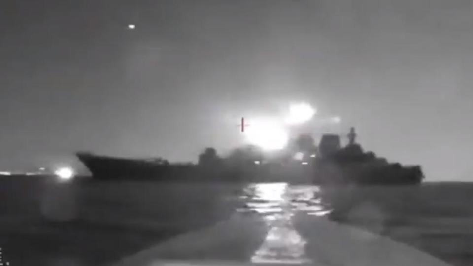 網上流傳烏軍無人艇靠近俄軍軍艦的畫面。（圖／翻攝自@maria_avdv推特）