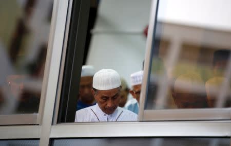 Muslims attend Eid al-Fitr prayers to mark the end of the holy fasting month of Ramadan at Al-Mukminin Mosque in Singapore June 25, 2017. REUTERS/Darren Whiteside