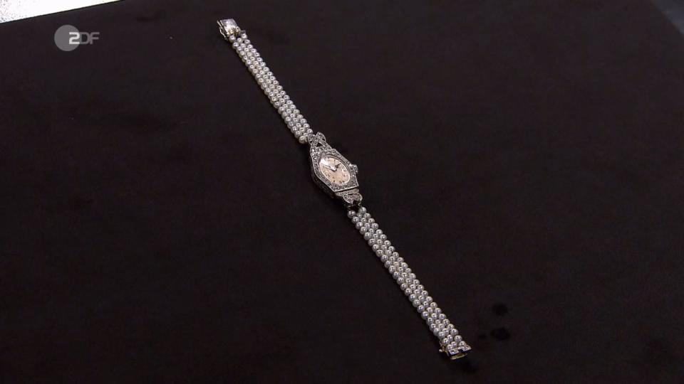 Die französische Armbanduhr aus Gold mit Perlen und Diamanten aus den 1920er-Jahren hatte einen Wert von 800 bis 1.000 Euro. (Bild: ZDF)