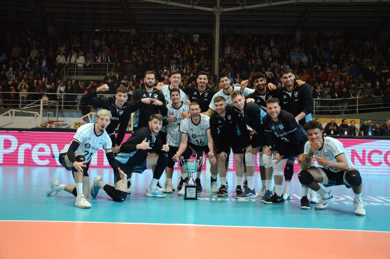 La selección argentina de voleibol le ganó dos amistosos a Cuba antes de debutar en la Nations League