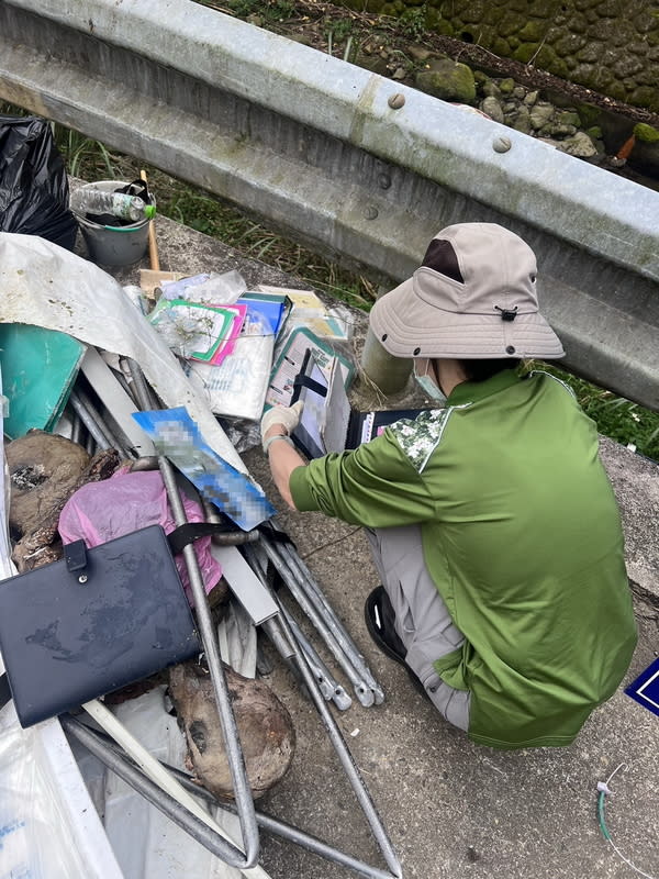 山區溪床遭棄置垃圾  新北環保局破袋調查 新北市環保局獲報指三峽山區溪床遭人棄置廢棄物， 隨即派員將垃圾拉到路旁，破袋後驚見有劇組的「假 屍體」等各式道具，隨即展開調查，全案已違反廢棄 物清理法。 （新北市環保局提供） 中央社記者黃旭昇新北市傳真  113年3月13日 