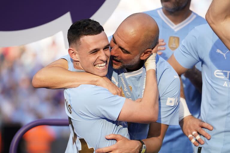 Foden en la celebración con Pep Guardiola: admiración mutua