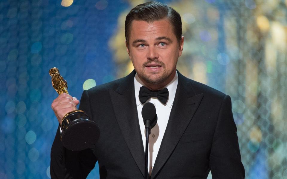 <p>Da ist das Ding! Bei der Oscarverleihung 2016 endete für DiCaprio ein langer, langer, steiniger Weg: Nach fünf Nominierungen und fünf Enttäuschungen schnappte sich der damals 41-Jährige die begehrte Goldstatue im sechsten Anlauf. (Bild: Aaron Poole / ©A.M.P.A.S.)</p>