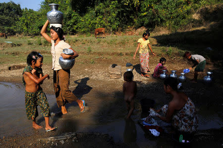 Rohingya women labour next to a river in Sittwe in the state of Rakhine, Myanmar March 5, 2017. Picture taken March 5, 2017. REUTERS/Soe Zeya Tun