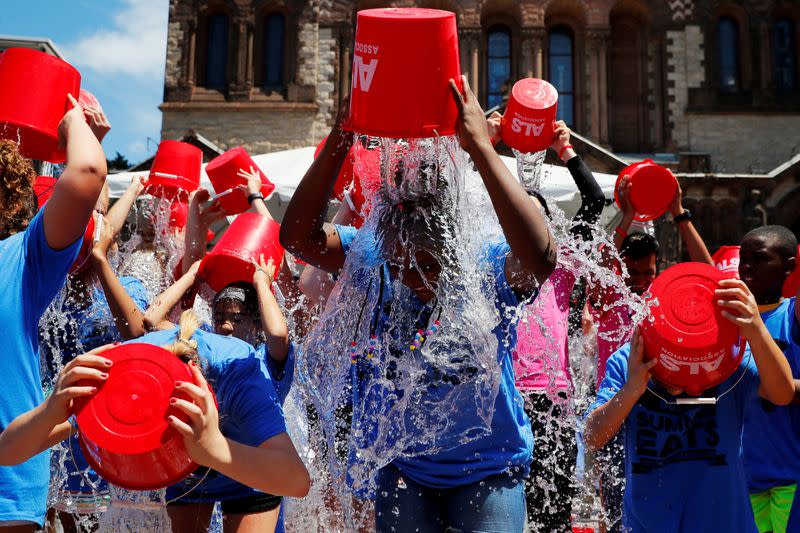 Jahziyah Jones, de once años, vierte un cubo de agua helada sobre su cabeza durante un evento para conmemorar el quinto aniversario del "ALS Ice Bucket Challenge" en Boston