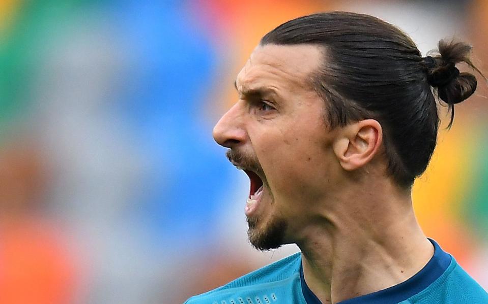 Mitspieler einschüchtern, Gegner verhöhnen, Schiedsrichter ärgern und zwischendurch immer wieder mal eine dunkelrote Karte: Zlatan Ibrahimovic spielt seit jeher gerne nach seinen eigenen Regeln - und eine große Klappe hat er sowieso: Lionel Messi ist für ihn nur "der Zwerg", Pep Guardiolas Kabinenansprachen nannte der Schwede einst "Scheiße für Fortgeschrittene". (Bild: Getty Images / Alessandro Sabattini )