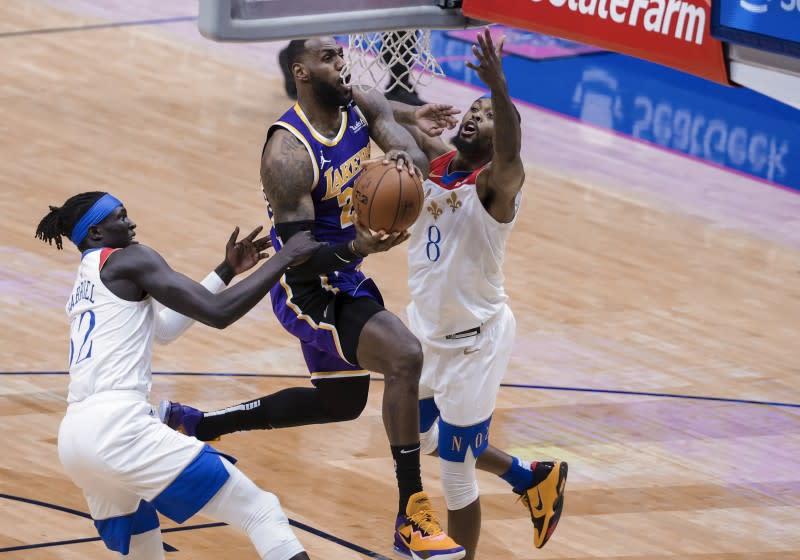 Los Angeles Lakers forward LeBron James (23) drives to the basket against New Orleans Pelicans forward Wenyen Gabriel.