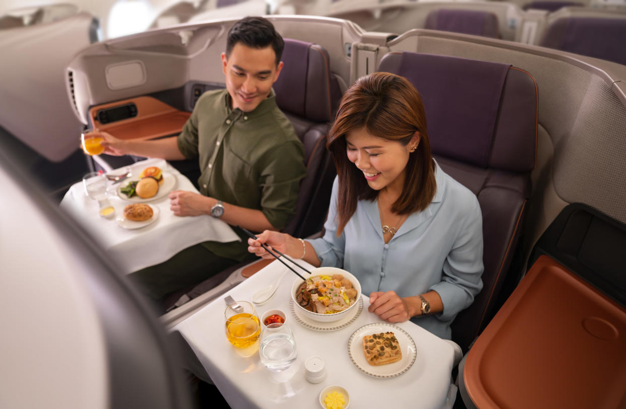 Business class dining. (PHOTO: Singapore Airlines)