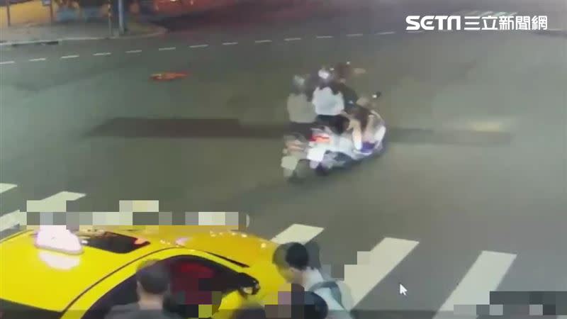 新北市康男積欠150萬元，慘遭楊姓債主等5人從酒吧擄走。（圖／翻攝畫面）