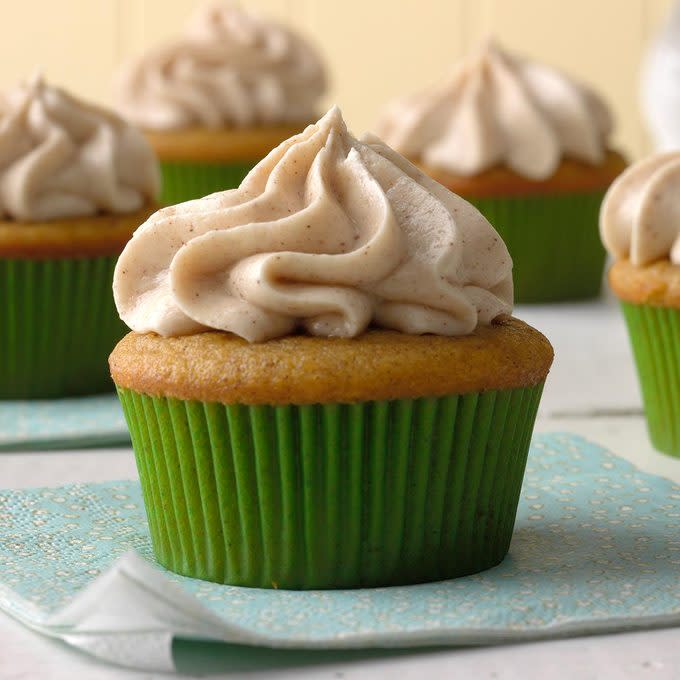 Pumpkin Spice Cupcakes With Cream Cheese Frosting Exps Mrmz16 42386 B09 16 6b 12